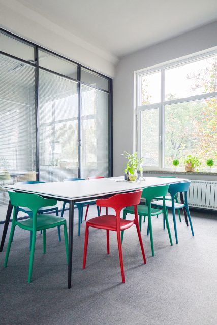 彩色座椅的会议室高清图