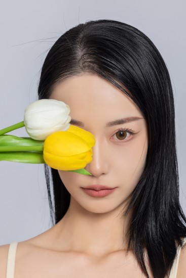 女生手持郁金香遮挡眼部艺术照高清图