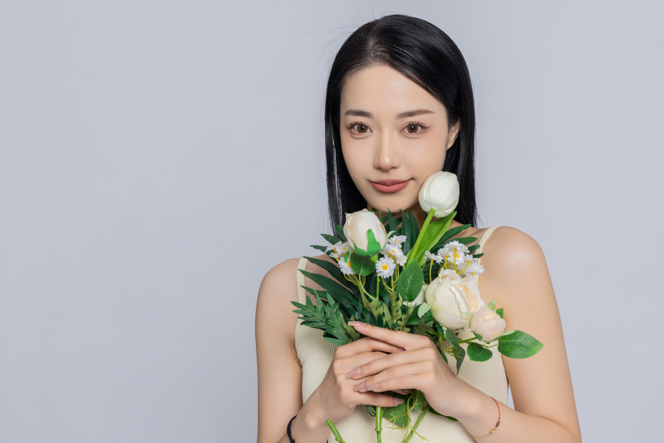 优雅女生手捧花束实拍图