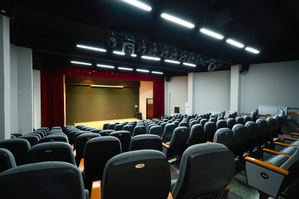 宽敞的影院内部版权图片下载