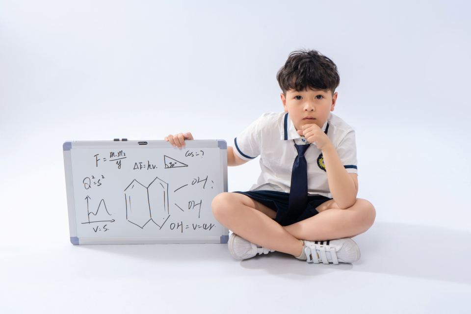 拿着写满字的白板小男孩高清图