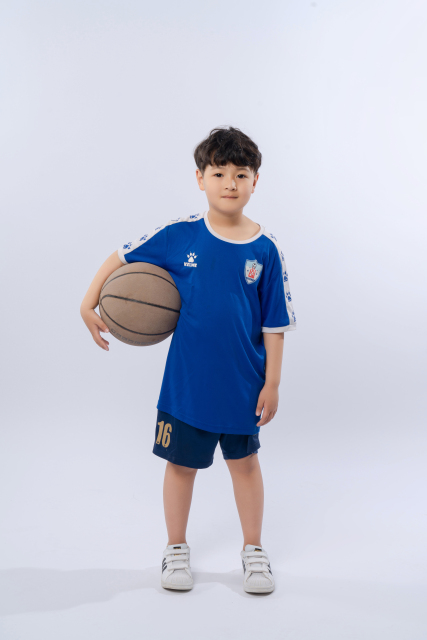 拍篮球小男孩高清图图