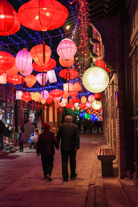 夜晚古镇上的花灯高清图版权图片下载