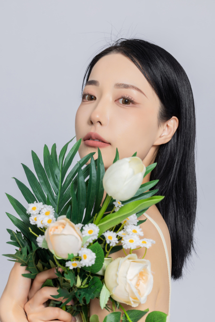 优雅女生捧花束侧身实拍图