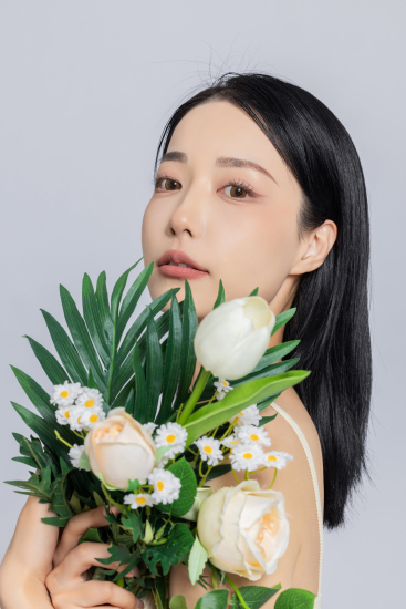 优雅女生捧花束侧身实拍图