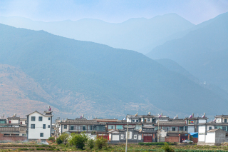 山脚下的城市实拍图