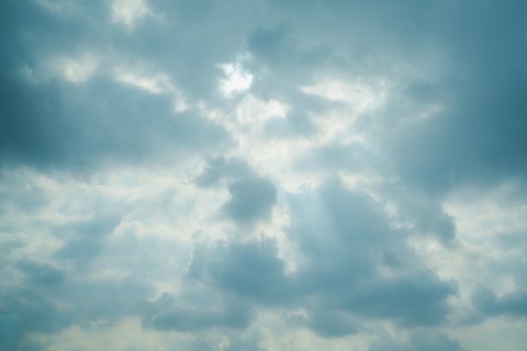 阳光透过白云实拍图