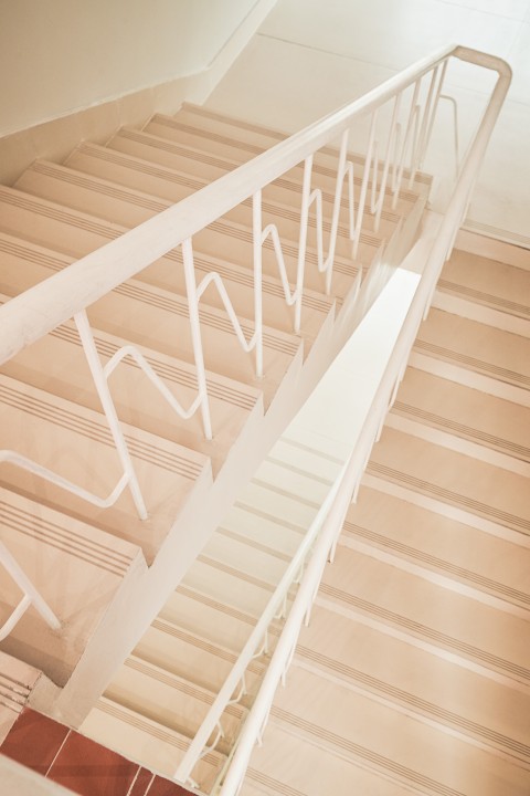 温馨的白色楼梯间图版权图片下载