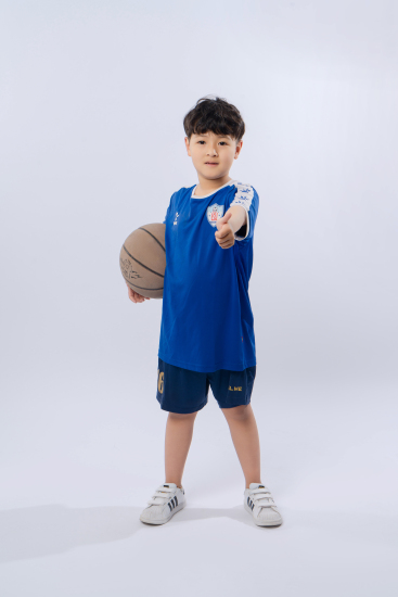 喜欢篮球小男孩写真图