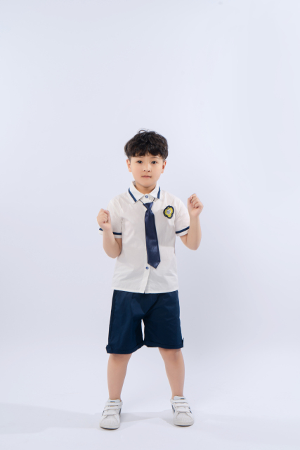 天真活泼的小学生高清图