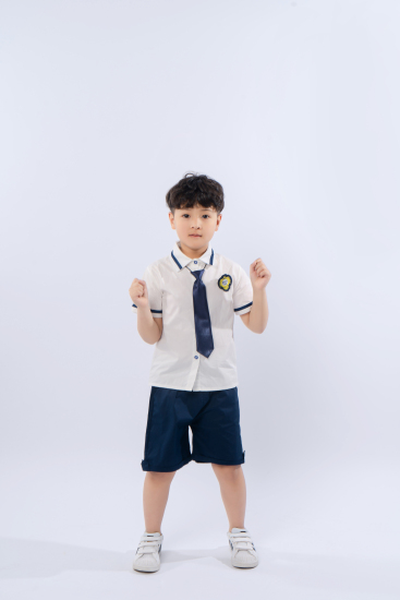 天真活泼的小学生高清图