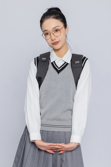 背书包上课的校服写真图