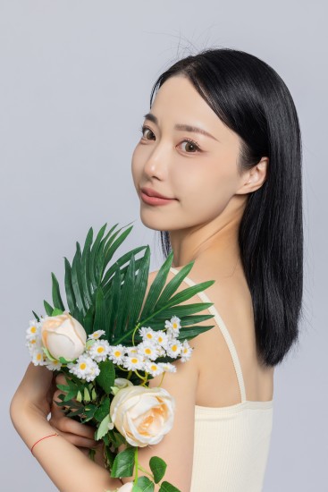 女生手捧鲜花微笑高清图