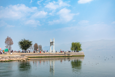 湖边建筑风景图