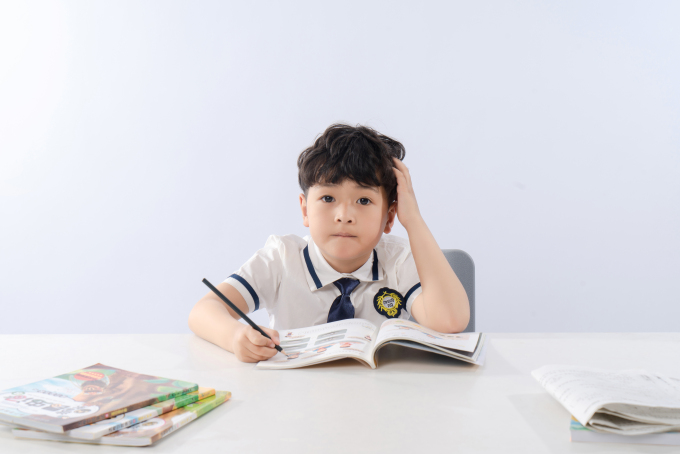 写作业的小学霸实拍图