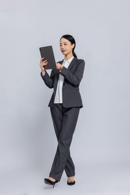 职业装女性站姿实拍图