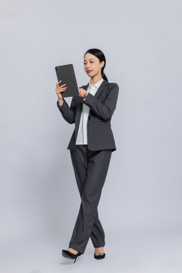 职业装女性站姿实拍图