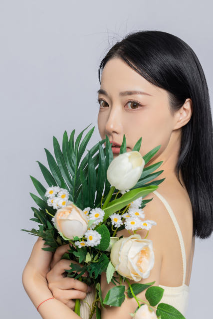 女生手捧一束鲜花实拍图