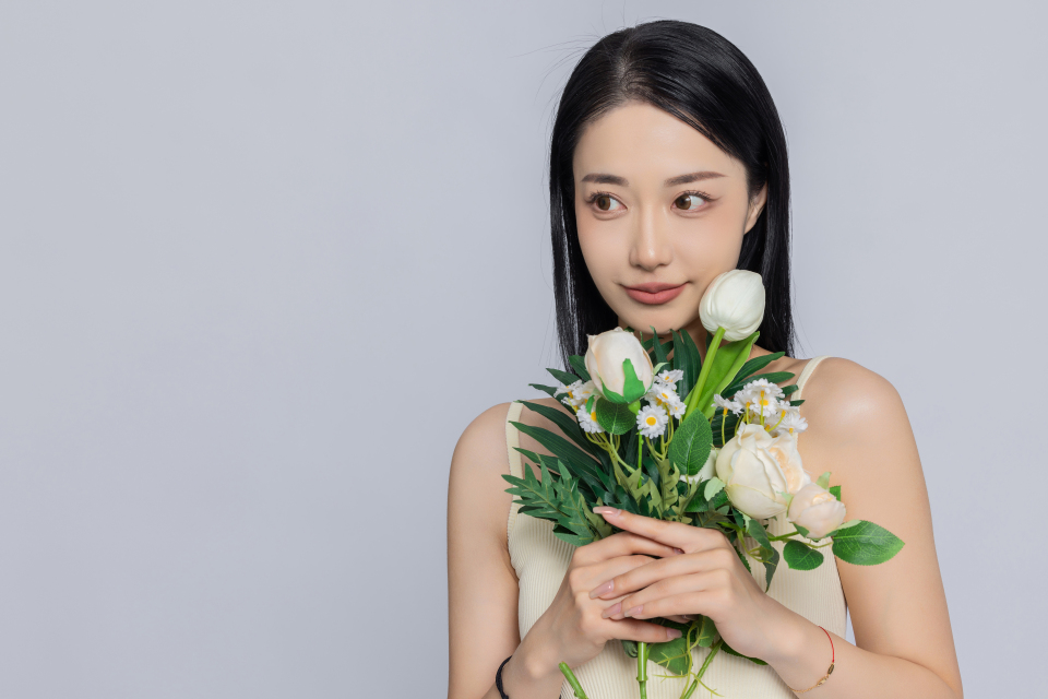 手捧白色鲜花半身照高清图