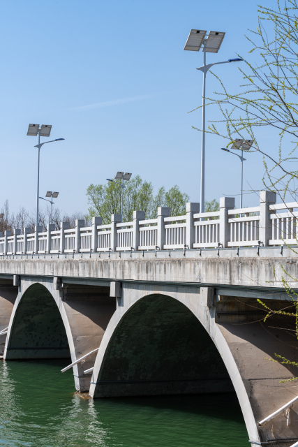 湖上的石板小桥实拍图