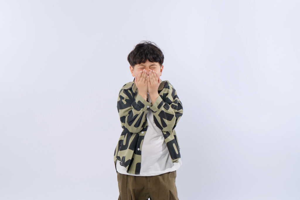 捂嘴的小男孩高清图版权图片下载