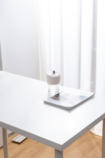 白色桌子上的花瓶实拍图