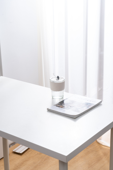 白色桌子上的花瓶实拍图