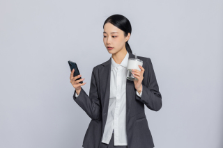 横版女性拿手机职业装高清图