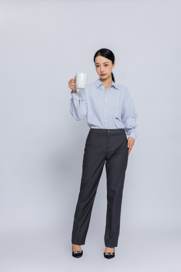 端着水杯的女老师高清图