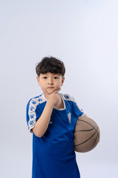 拍篮球写真的男孩高清图