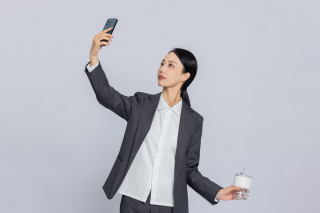 女性职业形象看手机高清图