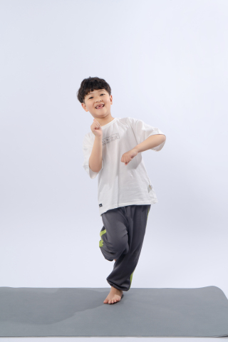 单脚站立的小学生实拍图