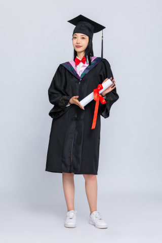 参加毕业典礼的女孩图