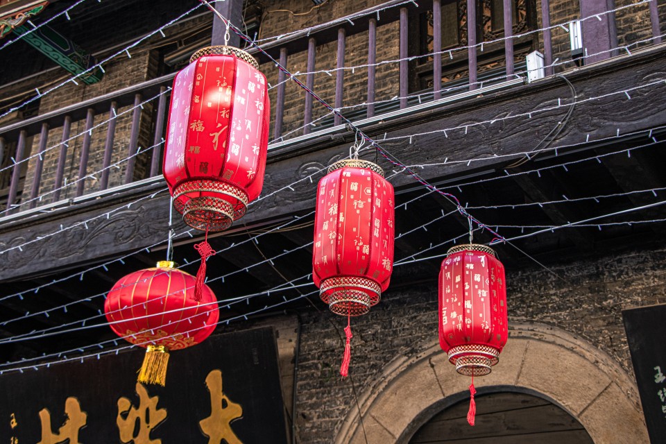 造型美观的红色灯笼实拍图