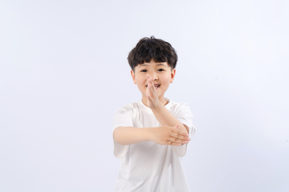 锻炼身体的小学生实拍图