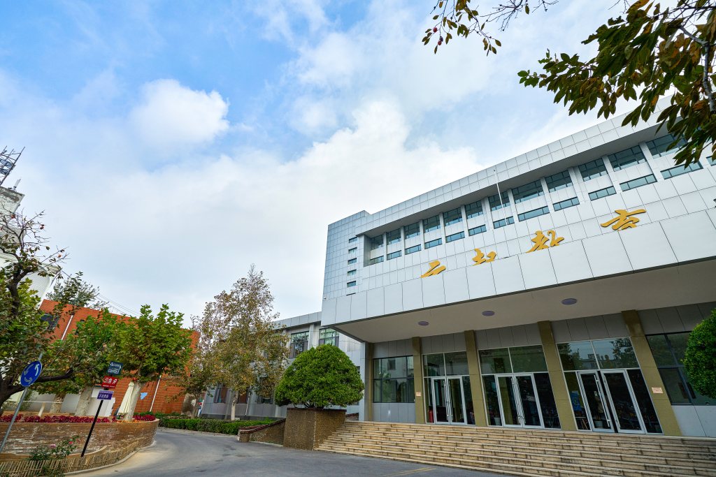 户外公司全貌实拍图版权图片下载