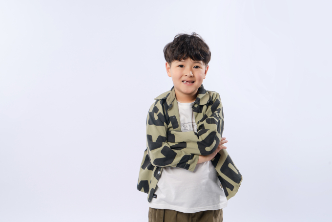 托着右手的小男孩高清图