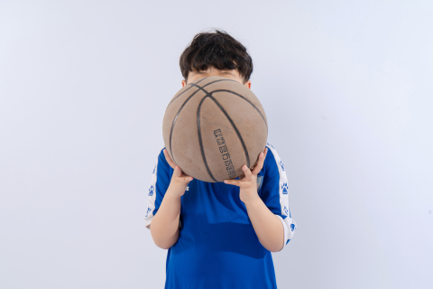 打篮球的小男生高清图