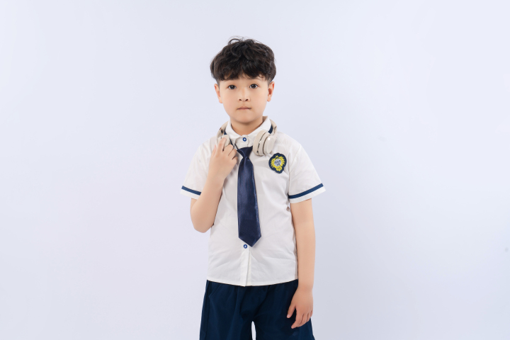 穿校服打领带的小男生高清图版权图片下载