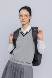 双手搭肩的女学生校服写真图