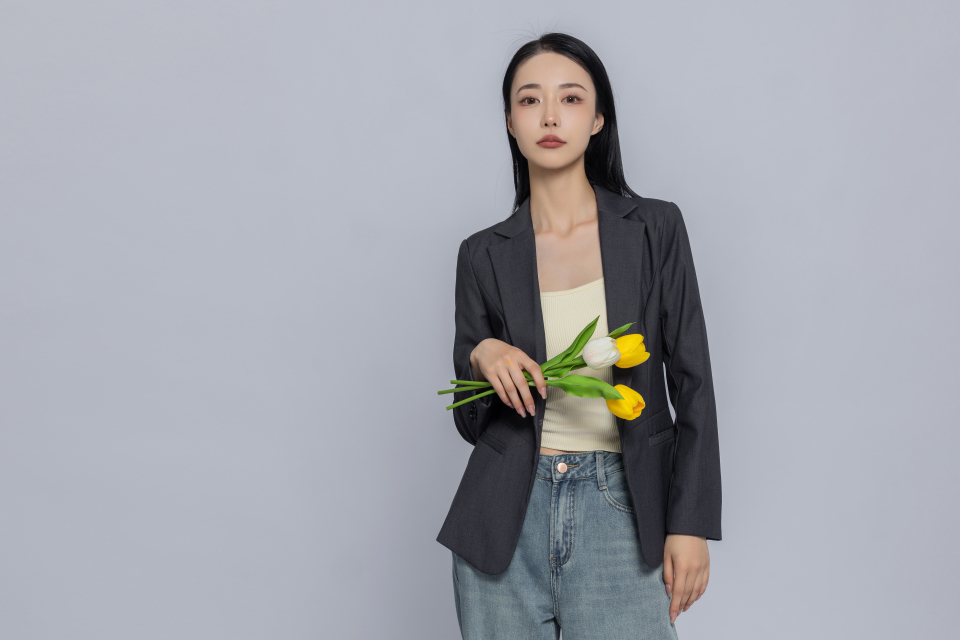 优雅女性手拿郁金香高清图