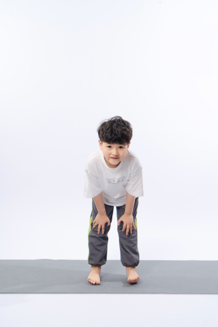 正在锻炼的小学生实拍图