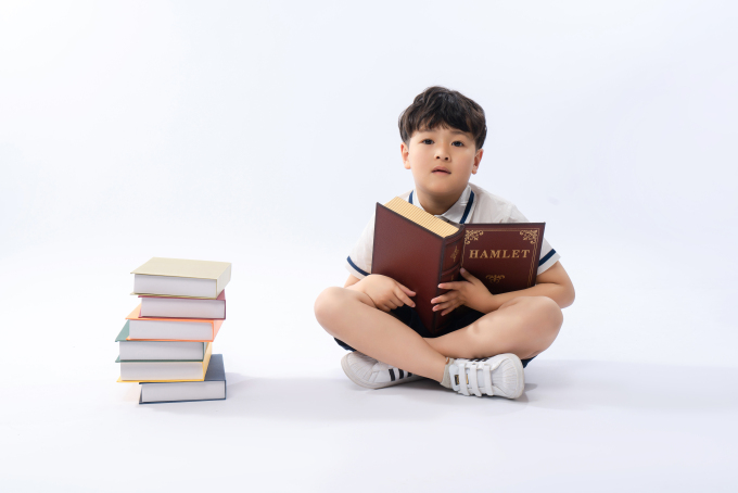 认真看书的小学生高清图