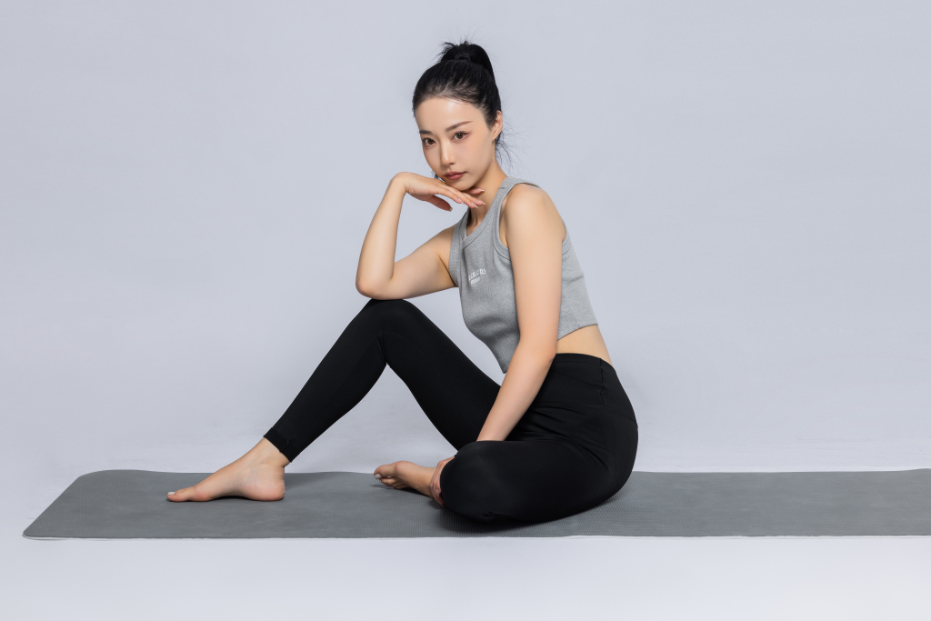 休息中的瑜伽女教练图版权图片下载