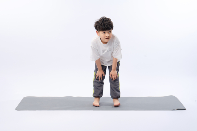 做锻炼的小学生高清图