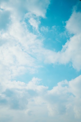 蓝天白云户外风景图