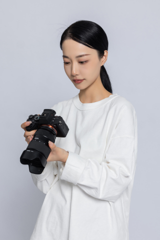 女性独立摄影师看照片实拍图