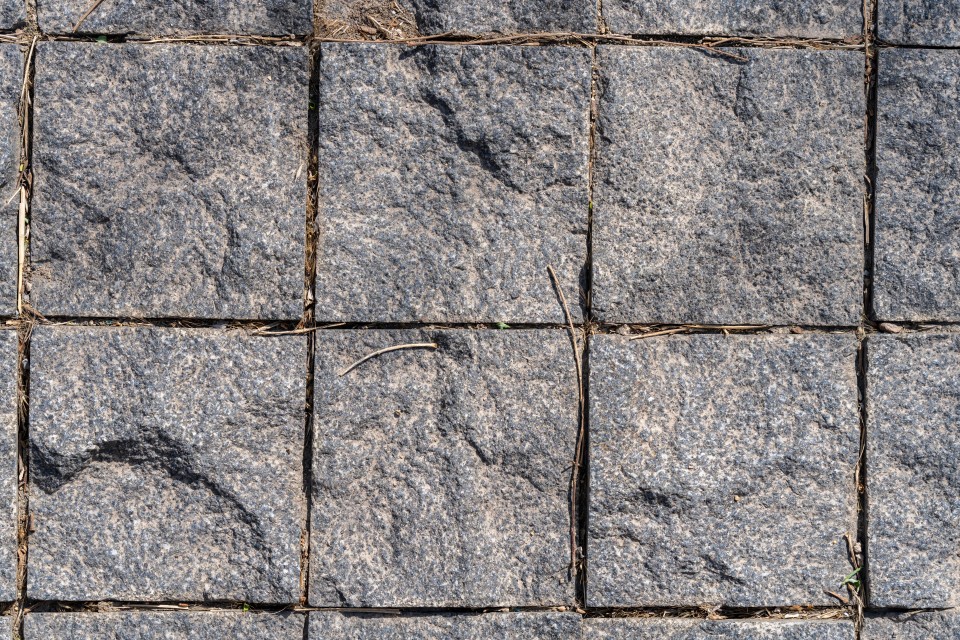 路上排列整齐的砖块实拍图