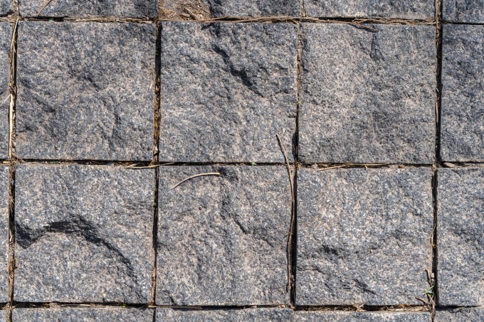 路上排列整齐的砖块实拍图