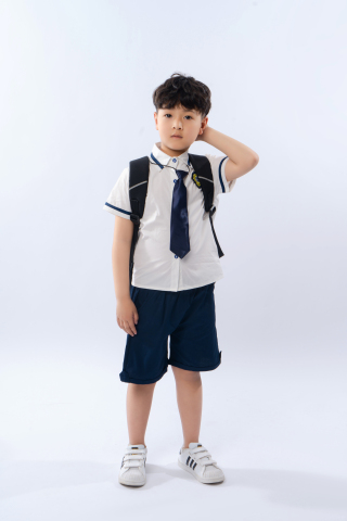 单手摸头小学生高清图